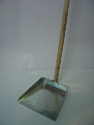 Совок оцинкованый с деревянной ручкой (220х200)